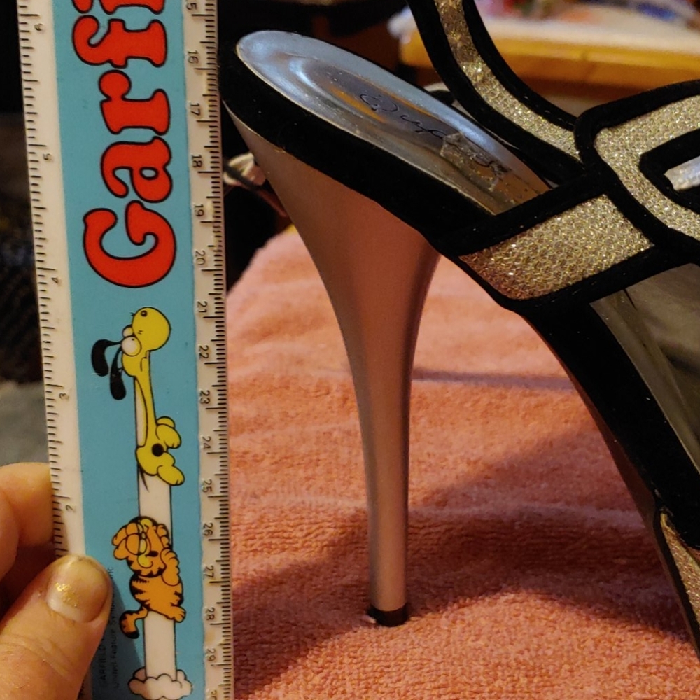 Heels - Picture 4 of 4
